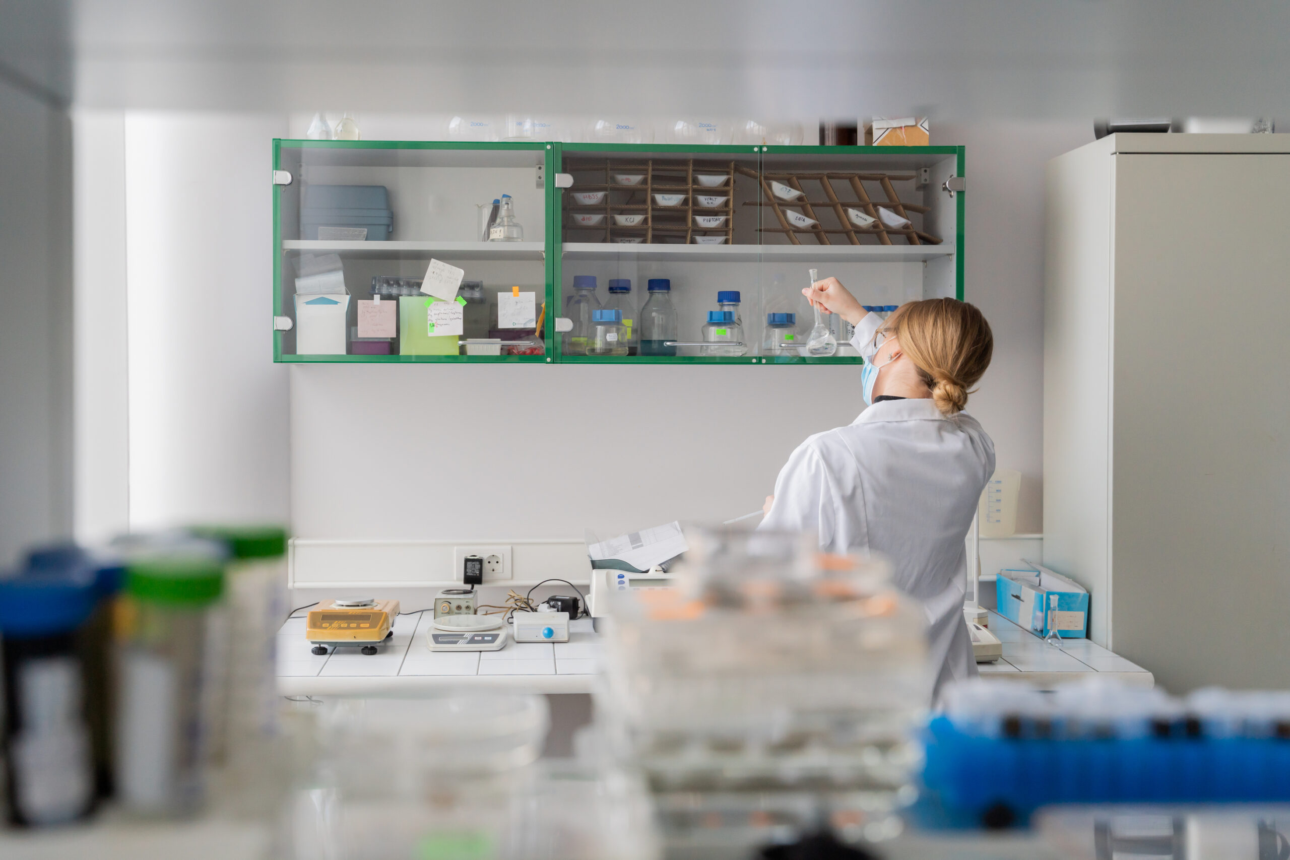 Vue de dos d'une scientifique dans un laboratoire